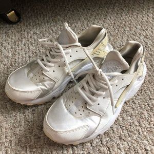 white women NIKE HUARACHE